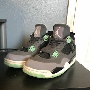 Jordan 4 Retro green glows